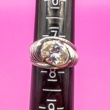 Load image into Gallery viewer, Vintage Sterling Silver Wrapped Rib Detailed Clear Stone Flat Bottom Ring, Size 7.5