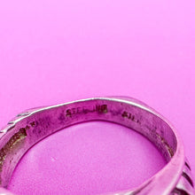 Load image into Gallery viewer, Vintage Sterling Silver Wrapped Rib Detailed Clear Stone Flat Bottom Ring, Size 7.5