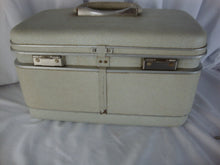Load image into Gallery viewer, Samsonite Silhouette 1412 Train Case with Mirror and Key Gray Green Color