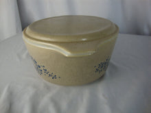 Load image into Gallery viewer, Vintage Pyrex Homestead 1.5 Quart Casserole Bowl with Lid