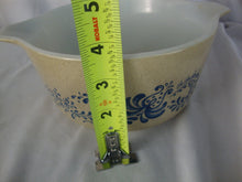 Load image into Gallery viewer, Vintage Pyrex Homestead 1.5 Quart Casserole Bowl with Lid