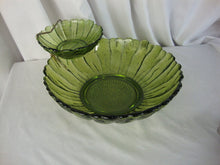 Load image into Gallery viewer, Vintage Anchor Hocking Country Estate Green Glass Chip and Dip Bowl Set
