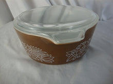 Load image into Gallery viewer, Vintage Pyrex 475 2.5 Liter Woodland Brown White Cinderella Bowl with Clear Glass Lid
