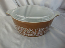 Load image into Gallery viewer, Vintage Pyrex 475 2.5 Liter Woodland Brown White Cinderella Bowl with Clear Glass Lid