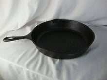 Load image into Gallery viewer, Vintage Wagner Ware Sidney 0 No 10 Cast Iron Skillet