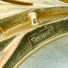 Load image into Gallery viewer, Vintage Trifari Gold Tone Leaf Brooch
