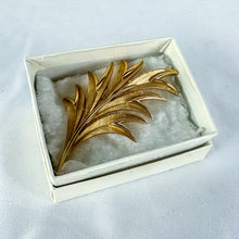 Load image into Gallery viewer, Vintage Trifari Gold Tone Leaf Brooch