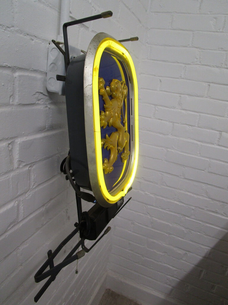 Vintage USA Made Lowenbrau Neon Bar Man Cave Electric Sign