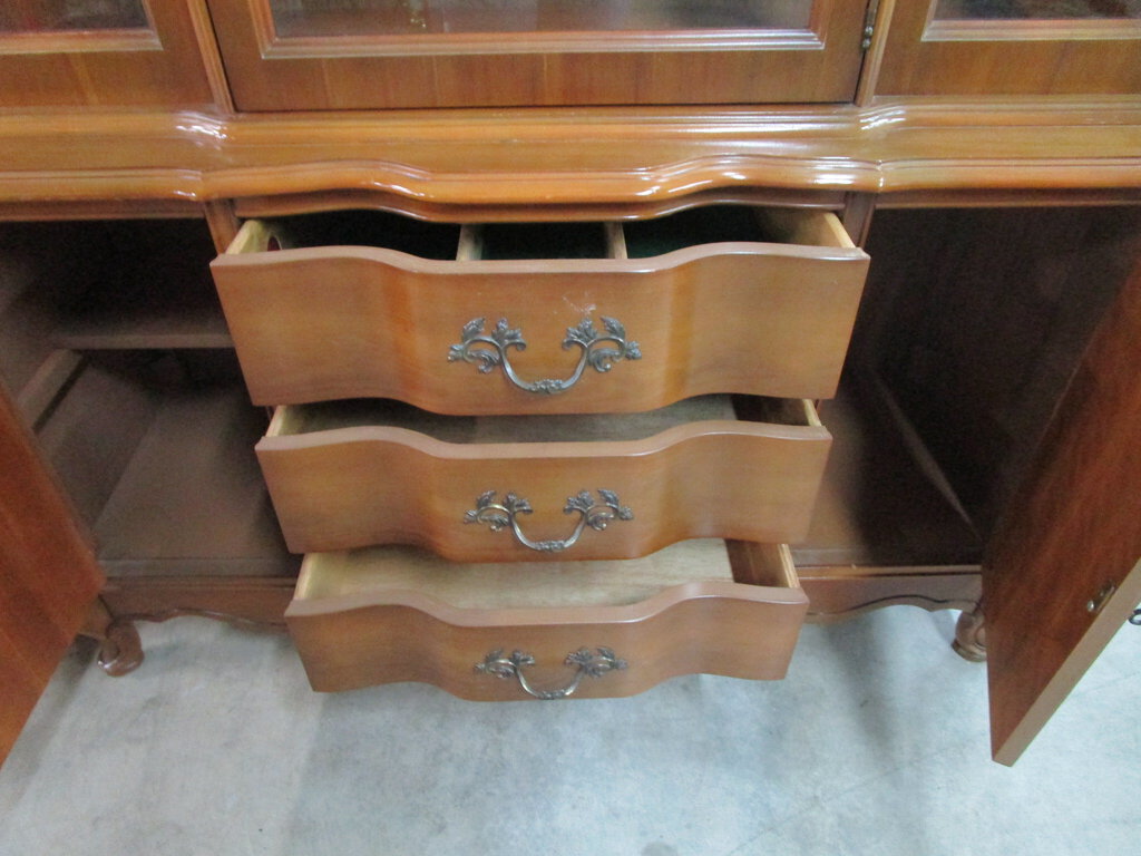 Vintage Bassett Versailles Maple One Piece China Display Vintage Bassett Versailles Maple One Piece China Display