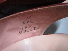 Load image into Gallery viewer, 1950&#39;s Red Lizard Skin 6M Slingback Pumps and Structured Handle Top Purse
