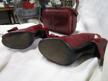Load image into Gallery viewer, 1950&#39;s Red Lizard Skin 6M Slingback Pumps and Structured Handle Top Purse
