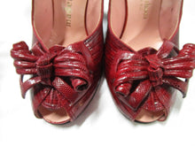 Load image into Gallery viewer, 1950&#39;s Red Lizard Skin 6M Slingback Pumps and Structured Handle Top Purse
