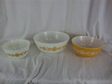 Load image into Gallery viewer, Pyrex Butterfly Gold 402/403/404 Nesting Mixing Serving Bowl Set of 3
