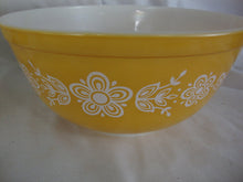 Load image into Gallery viewer, Pyrex Butterfly Gold 402/403/404 Nesting Mixing Serving Bowl Set of 3
