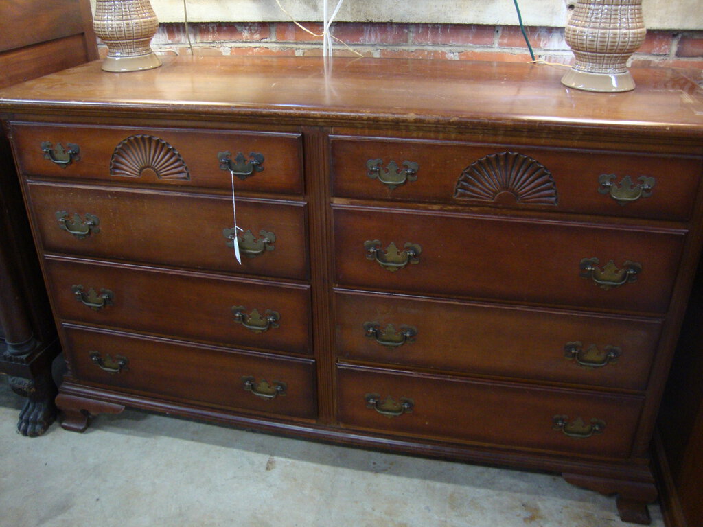 Vintage Leonardo Furniture Mahogany Shell Detail Eight Drawer Dresser