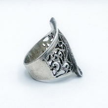 Load image into Gallery viewer, Vintage Sterling Silver Filigree Marcasite Swerve Ring, Size 7
