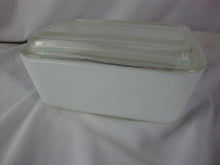 Load image into Gallery viewer, Vintage Pyrex 502 Amish Butterprint Rooster Refrigerator Dish with Glass Lid
