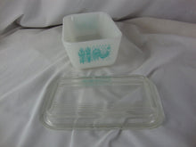 Load image into Gallery viewer, Vintage Pyrex 502 Amish Butterprint Rooster Refrigerator Dish with Glass Lid
