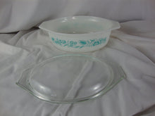 Load image into Gallery viewer, Vintage Pyrex 043 1.5 Quart Meadow Aqua Floral on White Casserole Dish with Lid
