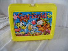 Load image into Gallery viewer, 1978 Thermos Brand Garfield Yellow Plastic Kids Lunchbox No Thermos
