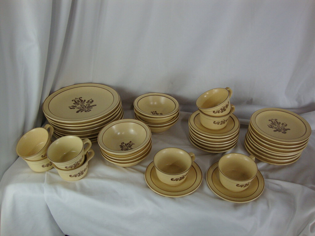 Vintage Pfaltzgraff USA Village Yellow/Brown Stoneware Dinner Service for 8