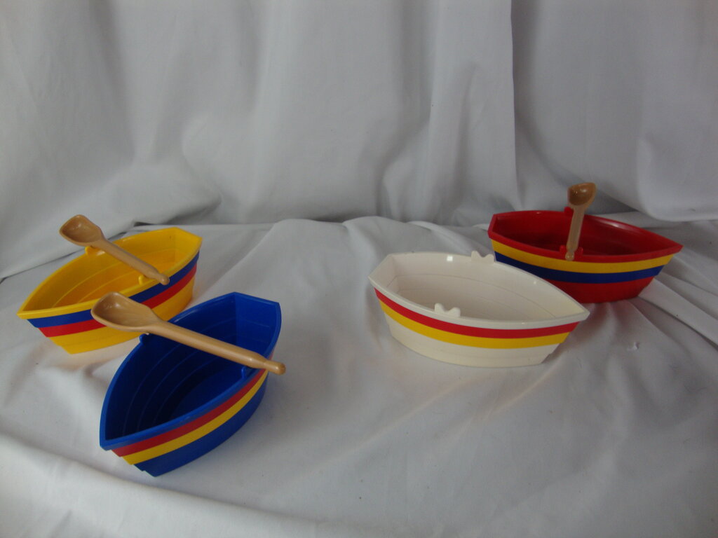 Avon By The Sea Molded Plastic (4) Boat Bowls and (3) Paddle Spoons Set