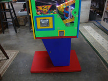 Load image into Gallery viewer, 1990&#39;s Everett James Wowie Zowie Quarter Coin Gumball Machine *WORKING WITH KEY*
