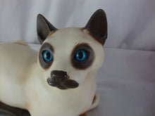 Load image into Gallery viewer, 1983 Universal Statuary Ceramic Chalkware Siamese Cat Blue Glass Eyes
