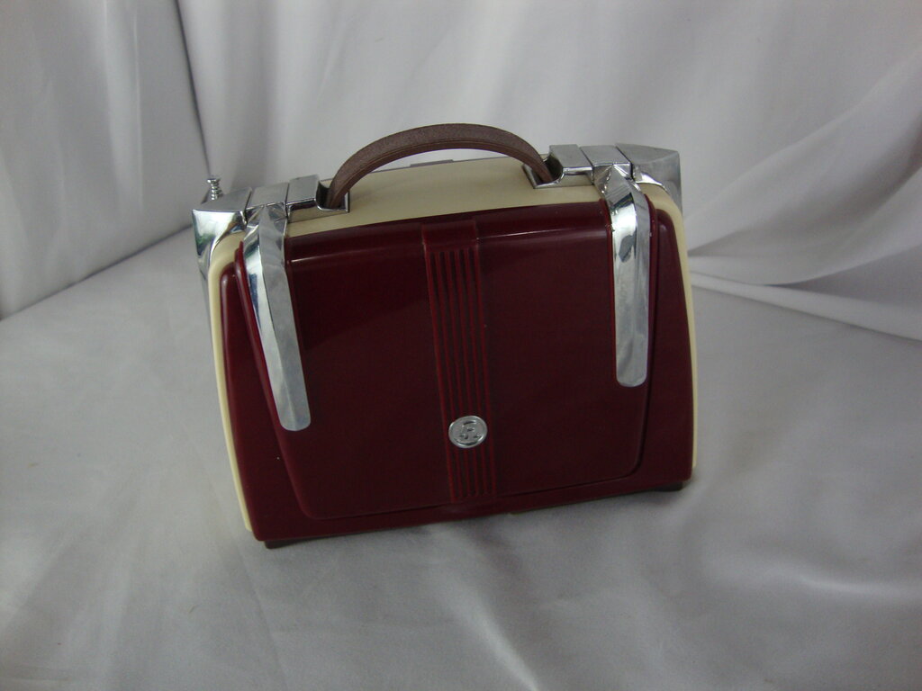 Vintage Spirit Trans-Atlantic Battery Red/Cream Plastic Flip Up Suitcase Radio