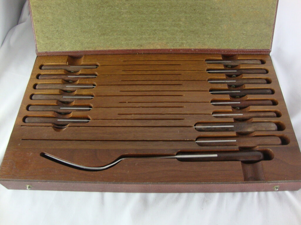 Vintage Flint USA 12 Steak Knife & 3 Piece Carving Set in Carry Case
