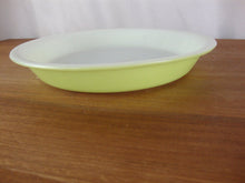 Load image into Gallery viewer, Vintage Pyrex USA 909 Lime Green Glass Pie Plate
