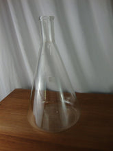 Load image into Gallery viewer, Vintage PYREX USA No 4980 6000 ml Clear Glass Lab Beaker Flask No Stopper

