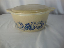 Load image into Gallery viewer, Vintage Pyrex Homestead 1.5 Quart Casserole Bowl with Lid
