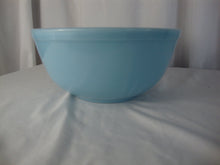 Load image into Gallery viewer, Vintage Pyrex Blue Delphite 2.5 Quart Mixing Bowl

