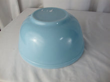 Load image into Gallery viewer, Vintage Pyrex Blue Delphite 2.5 Quart Mixing Bowl
