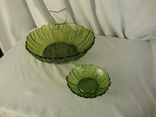 Load image into Gallery viewer, Vintage Anchor Hocking Country Estate Green Glass Chip and Dip Bowl Set
