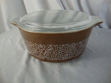 Load image into Gallery viewer, Vintage Pyrex 475 2.5 Liter Woodland Brown White Cinderella Bowl with Clear Glass Lid
