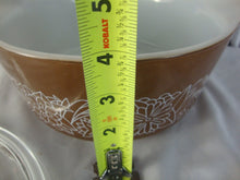 Load image into Gallery viewer, Vintage Pyrex 475 2.5 Liter Woodland Brown White Cinderella Bowl with Clear Glass Lid

