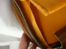 Load image into Gallery viewer, Vintage En Garde EG4 Brown Waxed Cowhide Leather Camera Bag
