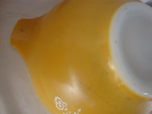 Load image into Gallery viewer, Vintage Pyrex Butterfly Gold 1972-1979 Cinderella mixing bowl 3 piece set
