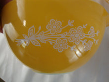 Load image into Gallery viewer, Vintage Pyrex Butterfly Gold 1972-1979 Cinderella mixing bowl 3 piece set
