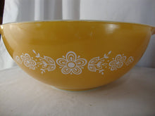 Load image into Gallery viewer, Vintage Pyrex Butterfly Gold 1979 - 1981 Cinderella two mixing bowl set
