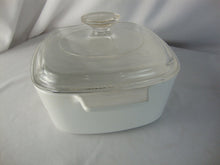 Load image into Gallery viewer, Pyrex Country Festival Blue Bird 1.5 Quart Casserole Dish with Glass Lid
