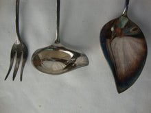 Load image into Gallery viewer, Vintage Reed &amp; Barton Silverplate Apple Blossom 5 Piece Serving Set with Box
