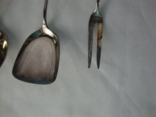 Load image into Gallery viewer, Vintage Reed &amp; Barton Silverplate Apple Blossom 5 Piece Serving Set with Box
