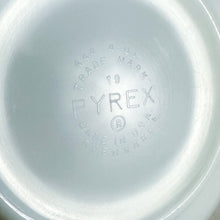 Load image into Gallery viewer, Vintage Pyrex Town &amp; Country 4 Quart Mixing Bowl
