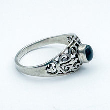 Load image into Gallery viewer, Vintage Sterling Silver Onyx Filigree Detail Ring, Size 7
