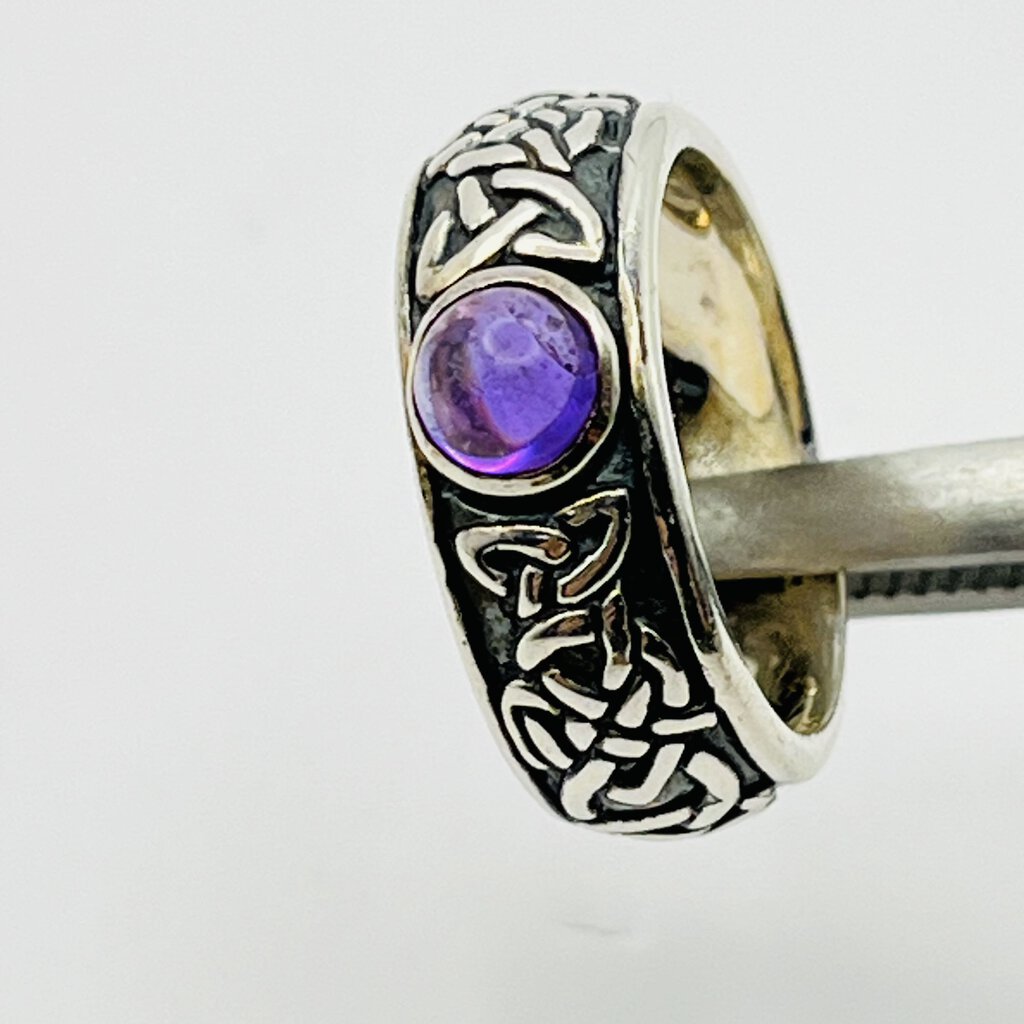 Ring, Sterling Silver, Celtic Knot pattern with Amethyst Cabochon, Size 6