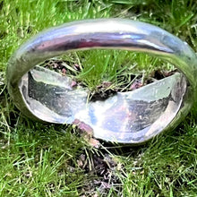 Load image into Gallery viewer, Ring, Sterling Silver, Mother of Pearl, Size 8

