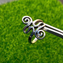Load image into Gallery viewer, Ring, Sterling Silver, Curled Ribbon, Size 7 1/2
